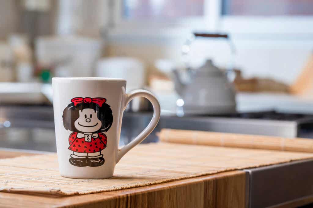 Tazza di Mafalda sulla scrivania.