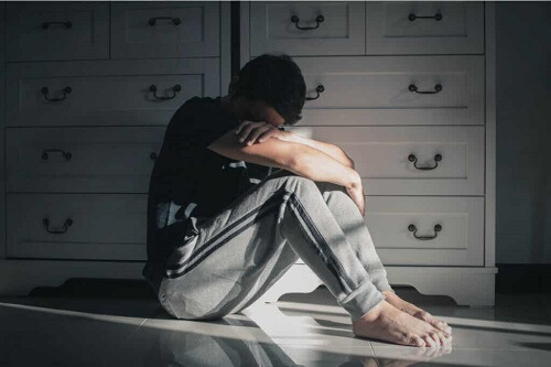 Uomo triste in casa.