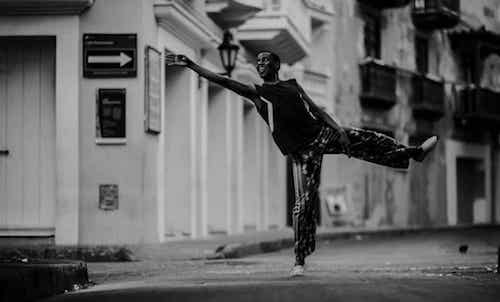 Uomo che balla in strada.