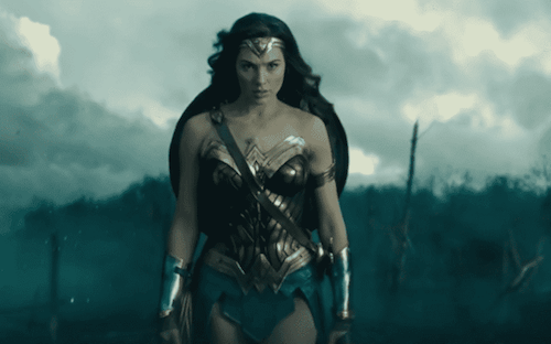 Gal Gadot in una scena del film Wonder Woman.
