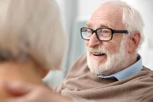 Persona anziana con gli occhiali.