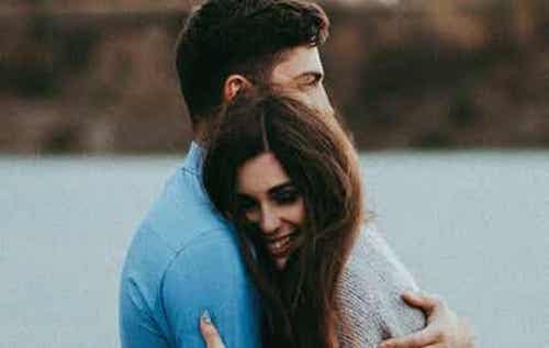 Ragazzo e ragazza che si abbracciano.