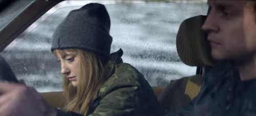 Un uomo ed una donna dentro una macchina.