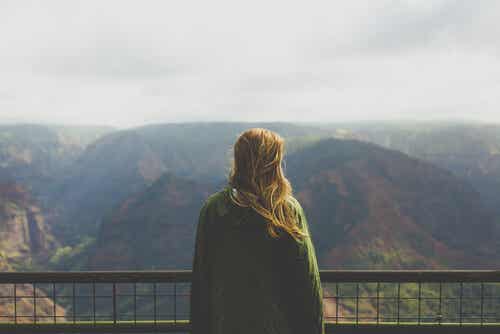 Donna che osserva il paesaggio da un belvedere.