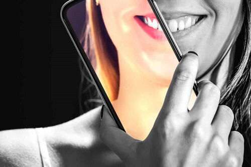 Ragazza che fa un selfie.