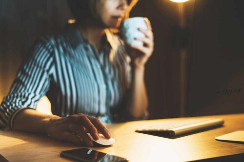 Donna che lavora al computer.