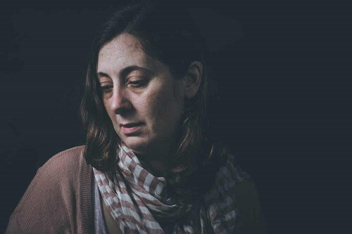 Donna con i sintomi della dipendenza.