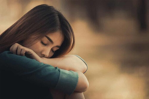 Ragazza triste e afflitta.