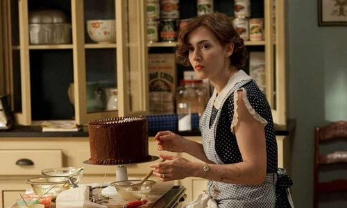Mildred pierce prepara dolci.