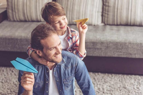 Padre e figlio che giocano insieme.