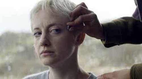 Donna con microchip sulla tempia.