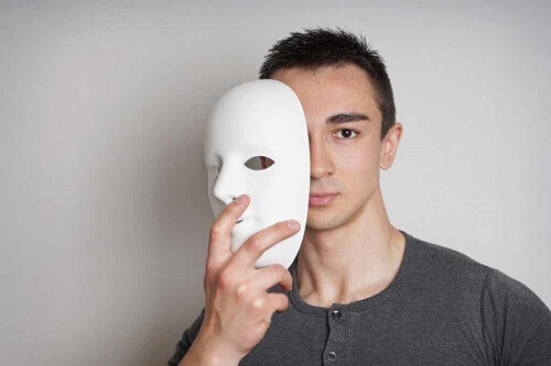 Ragazzo con la maschera.