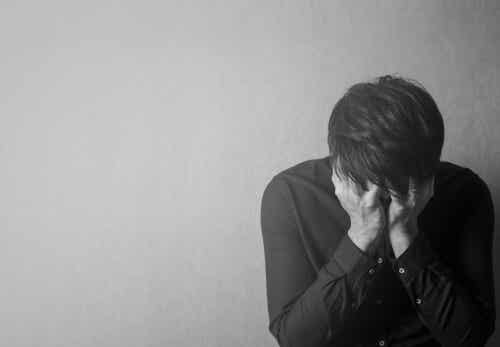 Uomo disperato che piange.