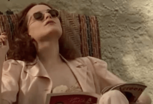 Veda prende il sole.