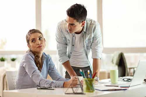 Donna che ignora un collega di lavoro.