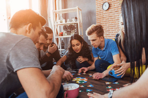 Giochi da tavola tra amici.