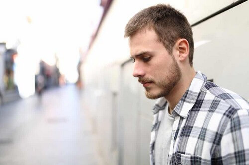 Giovane triste e scoraggiato.