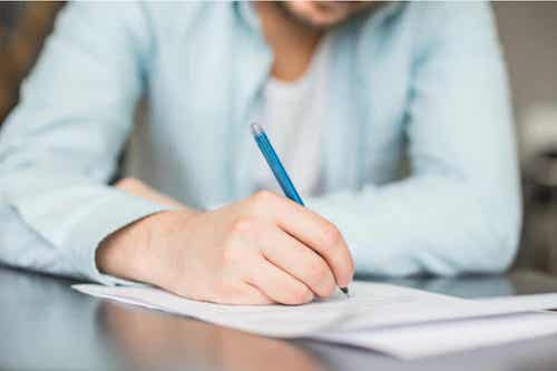 Uomo che scrive i suoi pensieri.