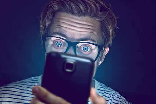 Uomo che guarda il telefono.