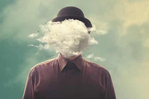 Uomo con la testa tra le nuvole.