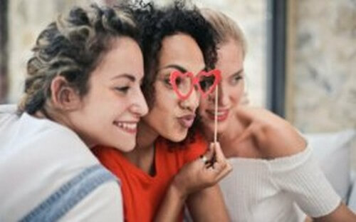 Euristica dell'attrazione: essere d'accordo con chi ci piace