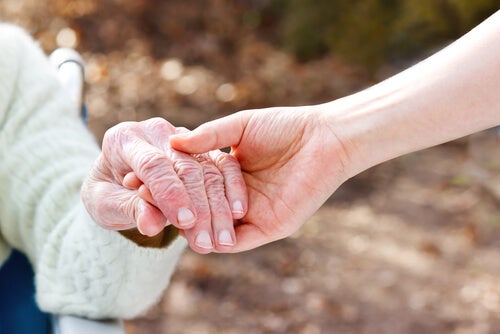 Morbo di Alzheimer, consigli e cure per i parenti