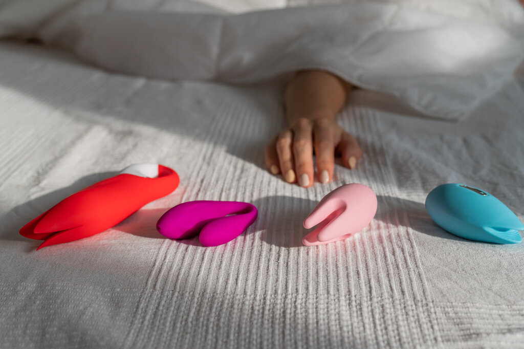 Mani donna con sex toys.