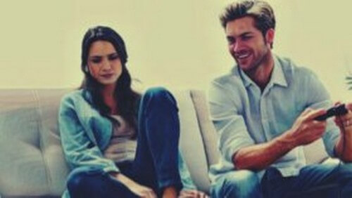 Il partner gioca ai videogiochi: cosa fare?