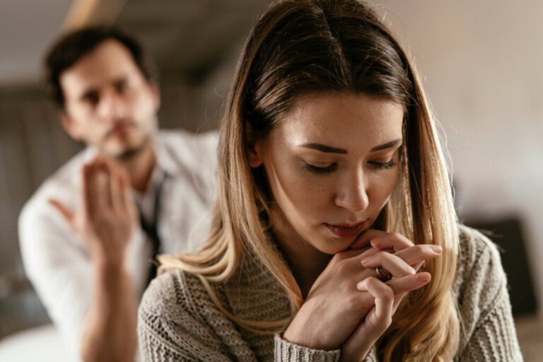 7 segni che hai imparato a inibire le tue emozioni durante l'infanzia