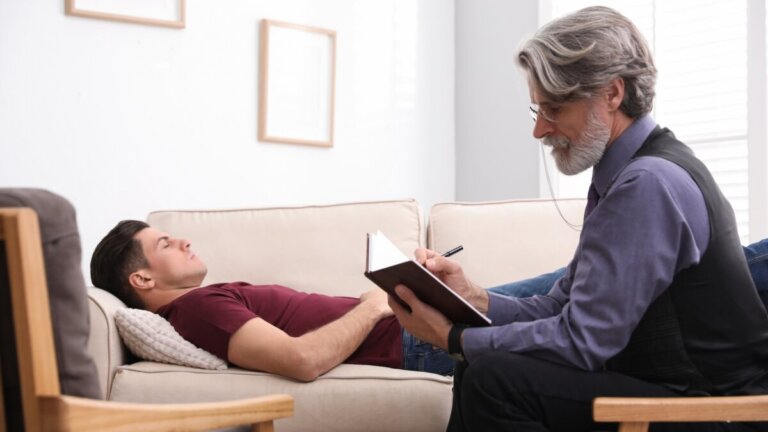 Cos'è l'ipnosi ericksoniana e come viene applicata in terapia?