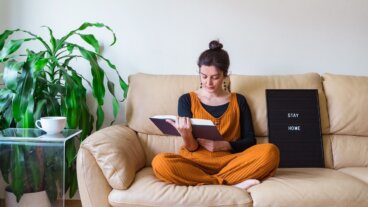 Perché preferisci stare a casa invece di uscire con gli amici?