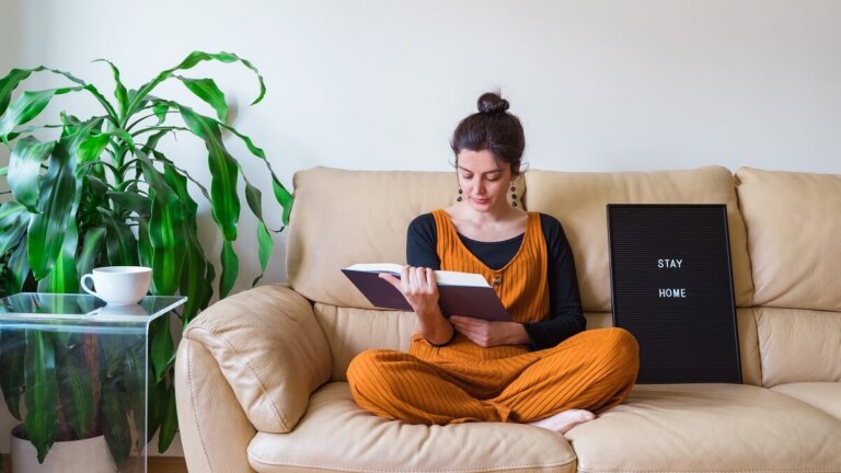 Perché preferisci stare a casa invece di uscire con gli amici?