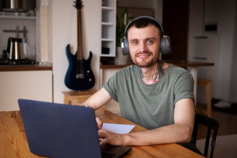 Non è mai troppo tardi per imparare: i benefici psicologici dello studio in età adulta