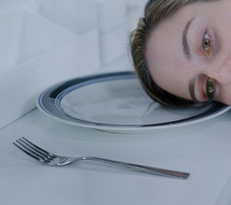 Anoressia e autocritica: il dialogo interiore che distrugge l’autostima